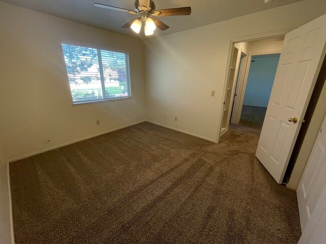 Building Photo - 3905 Pheasant Dr