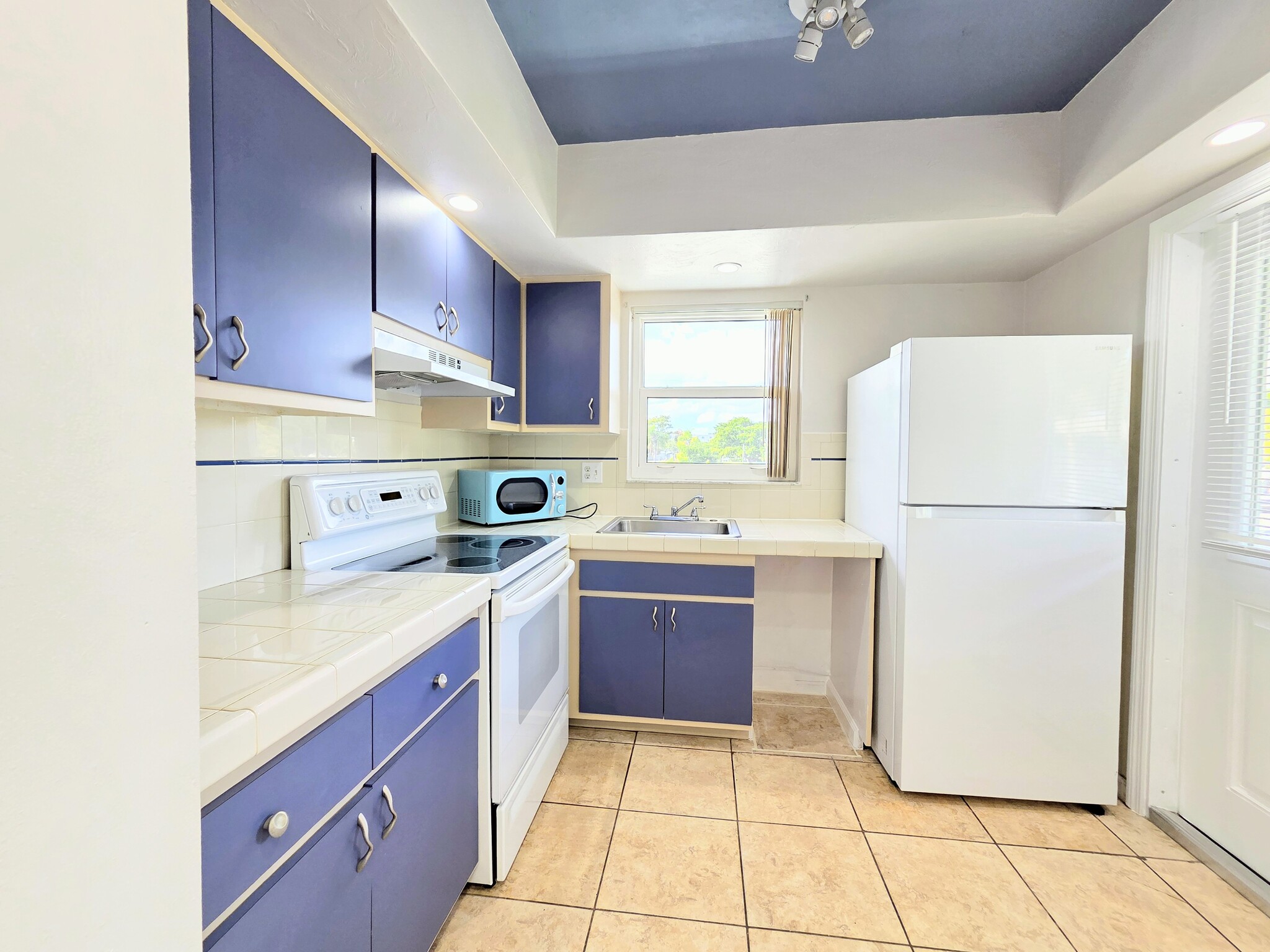 Building Photo - 3300 NE 10th Ter