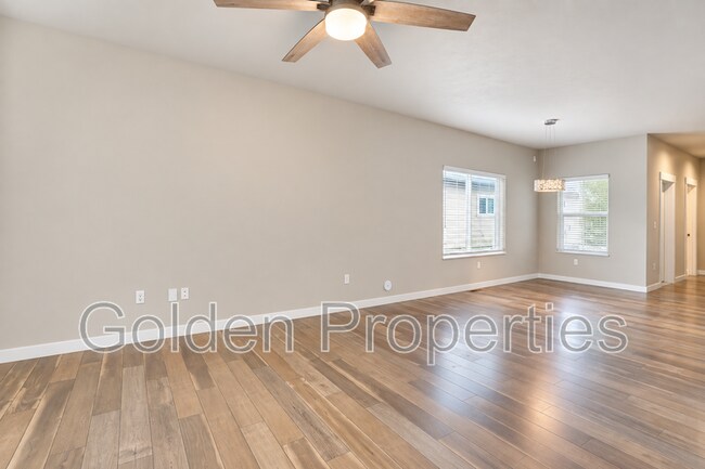 Building Photo - 12153 W Moorfield Ave