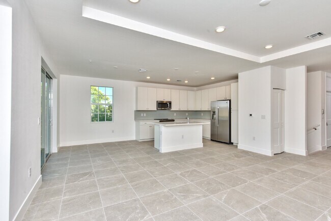 Building Photo - 3 BEDROM 3 BATH TOWNHOUSE IN VILLA MAR BON...