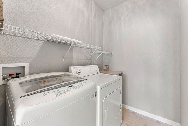 Building Photo - Ground Floor! No Stairs! 2Bed / 2 Bath Condo in Englewood!