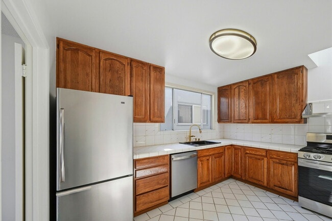 Building Photo - 72 Huntington Dr