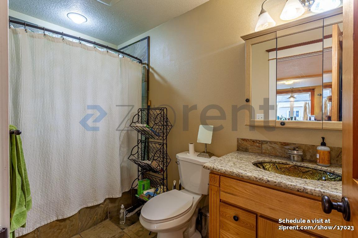 Building Photo - Unit A