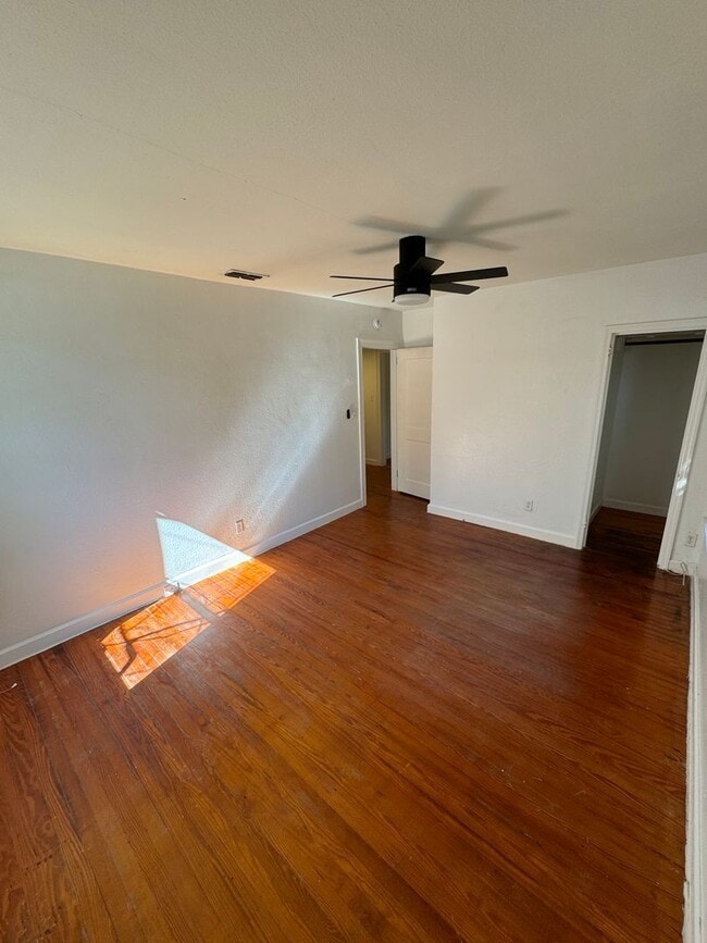 Building Photo - 3B/2.5B Home + 2 Flex Rooms –  One Block from FSU Stadium