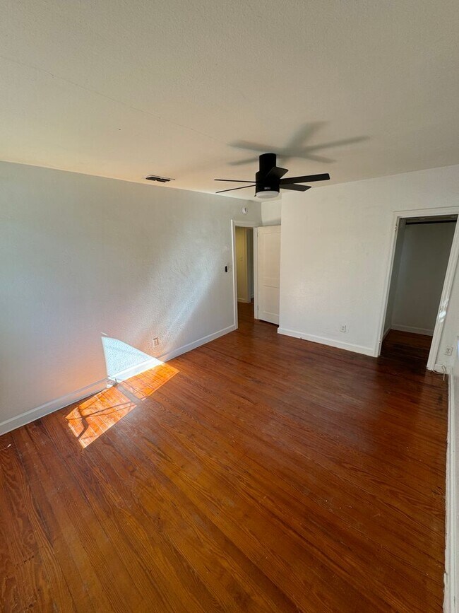 Building Photo - 3B/2.5B Home + 2 Flex Rooms –  One Block from FSU Stadium/Available by January 2027