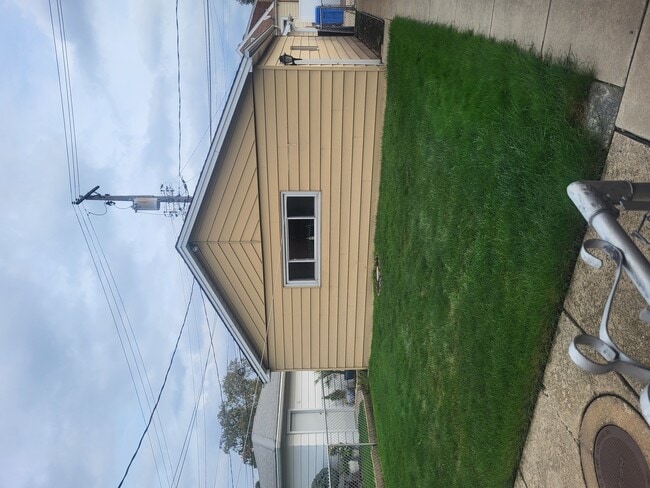 Building Photo - 5549 S Meade Ave