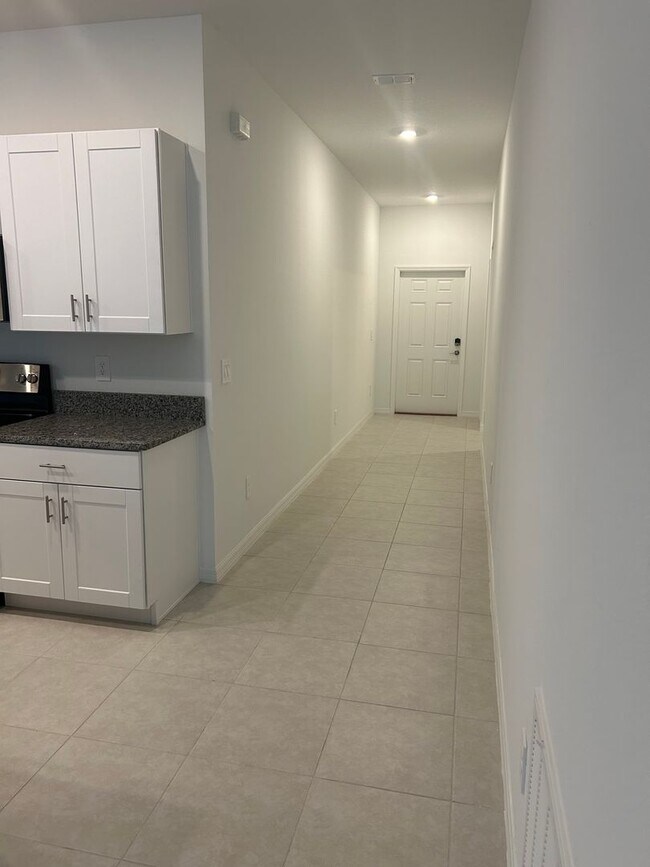 Building Photo - ****PRICE REDUCTION****    Ready for immed...