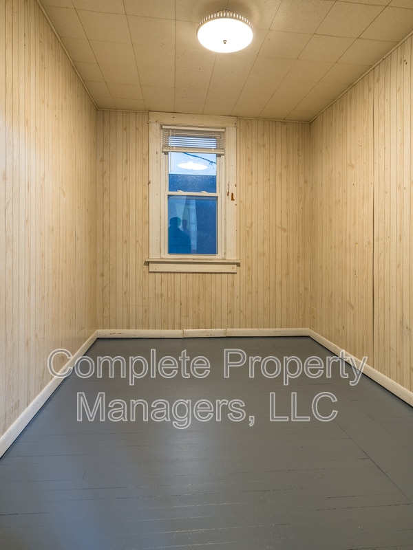 Building Photo - 102 E 4th St