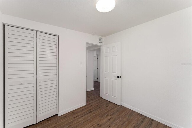 Building Photo - 833 N Suwannee Ave