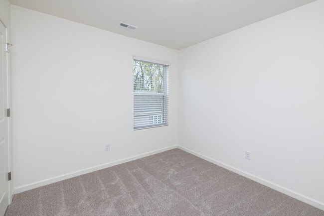 Building Photo - 3 Bedroom Townhome Main Street Pineville - AVAILABLE JUNE 2026