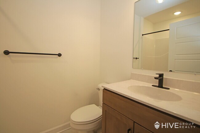 Building Photo - Beautiful End-Unit Townhouse with Pond Vie...