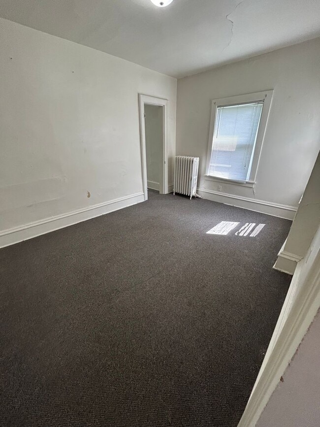 Building Photo - 3 Bedroom 1 Bathroom Near Campus