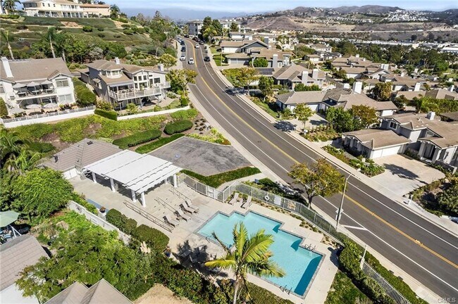 Building Photo - Stunning 3 Bed | 2.5 Bath Home with Office...