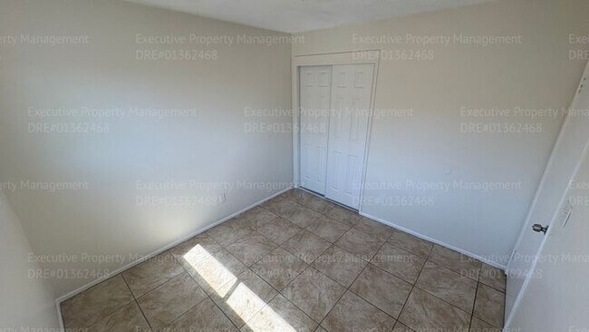 Building Photo - 2 bedroom 1.5 bathroom townhouse located in East Bakersfield Move In Special on Approved Credit