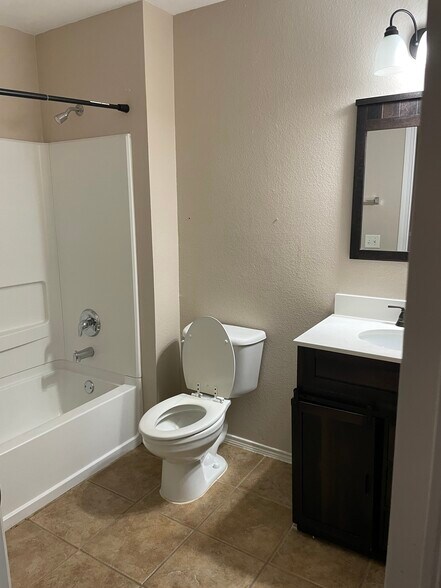 Building Photo - 2220 Stoneleigh Pl