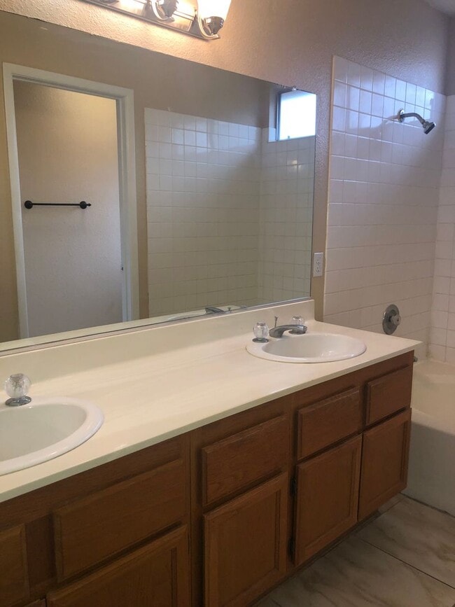 Building Photo - GORGEOUS SINGLE STORY HOME IN NORTH TOWN READY FOR YOU TO RENT !!