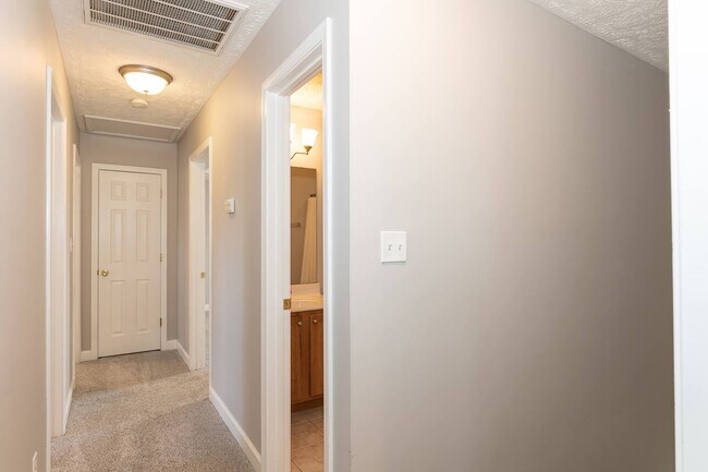 Building Photo - Gorgeous Three Bedroom Home!