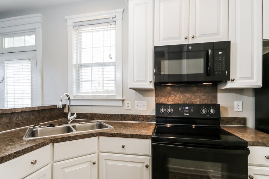 Building Photo - 13804 Connell Green Dr