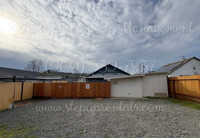 Building Photo - 18669 Pine St