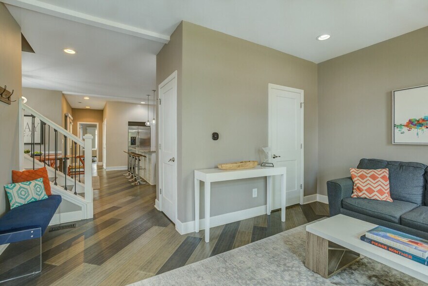 Building Photo - 373 E Morris St