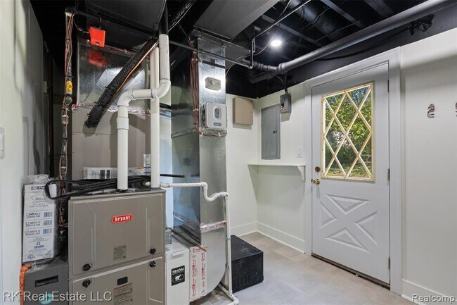 Building Photo - 30728 W 14 Mile Rd
