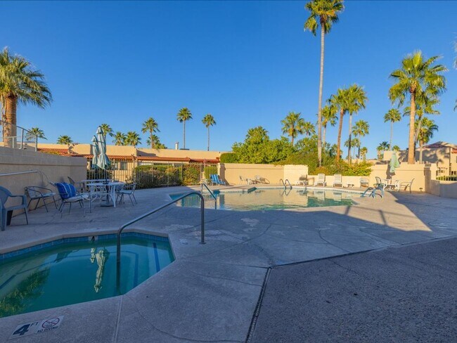 Building Photo - 3 Bedroom, 2.5 Bath