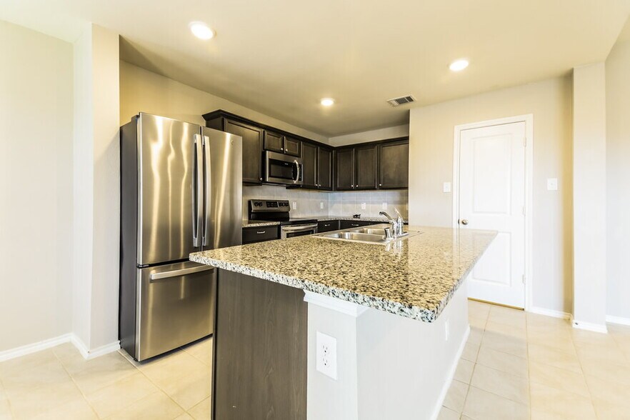 Building Photo - 710 Meadow Wood Ln