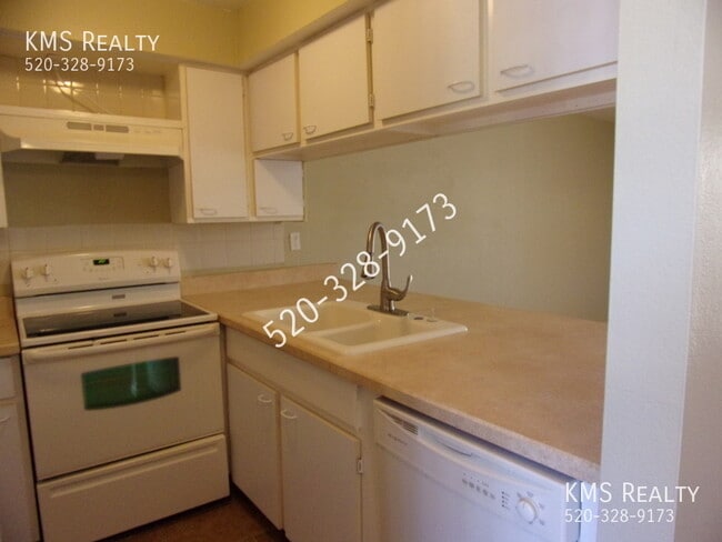 Building Photo - 702 S Pantano Rd