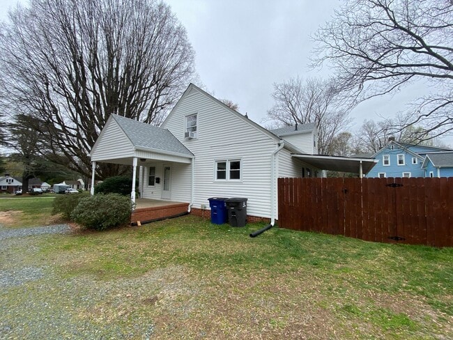 Building Photo - 4025 Robinhood Rd