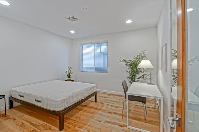 Building Photo - Custom, Modern & Spacious Tri-Level Home w...