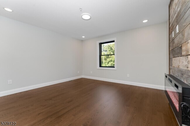 Building Photo - 535 St James Ave