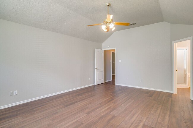 Building Photo - Freshly Remodeled 3 Bedroom, 2 Bath Home Awaiting New Tenants- FWISD- 76133