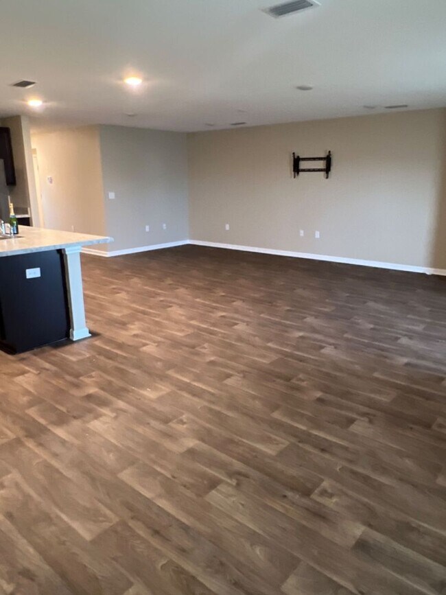 Building Photo - Spacious Modern Home in a Quiet Community!