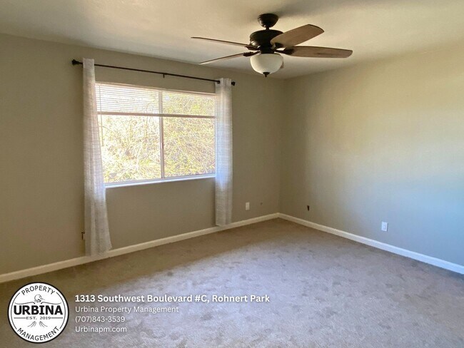 Building Photo - 2 Bedroom Upper Level Condo in Prime Rohne...