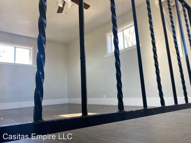 Building Photo - 1 br, 1 bath House - 7404  Navigation Blvd...