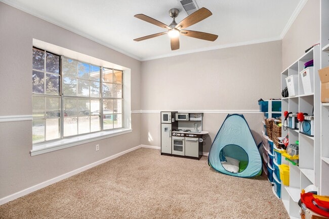 Building Photo - 1027 Sycamore St