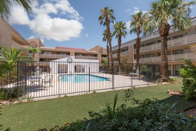 Building Photo - Completely remodeled studio unit overlooki...