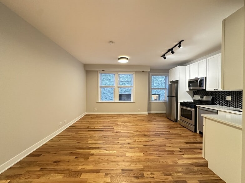 Building Photo - 643 W Wrightwood Ave