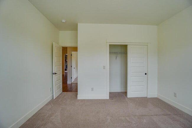 Building Photo - NEWER THREE BEDROOM IN CUL-DE-SAC