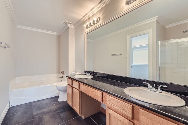 Building Photo - 1406 Buckingham Dr