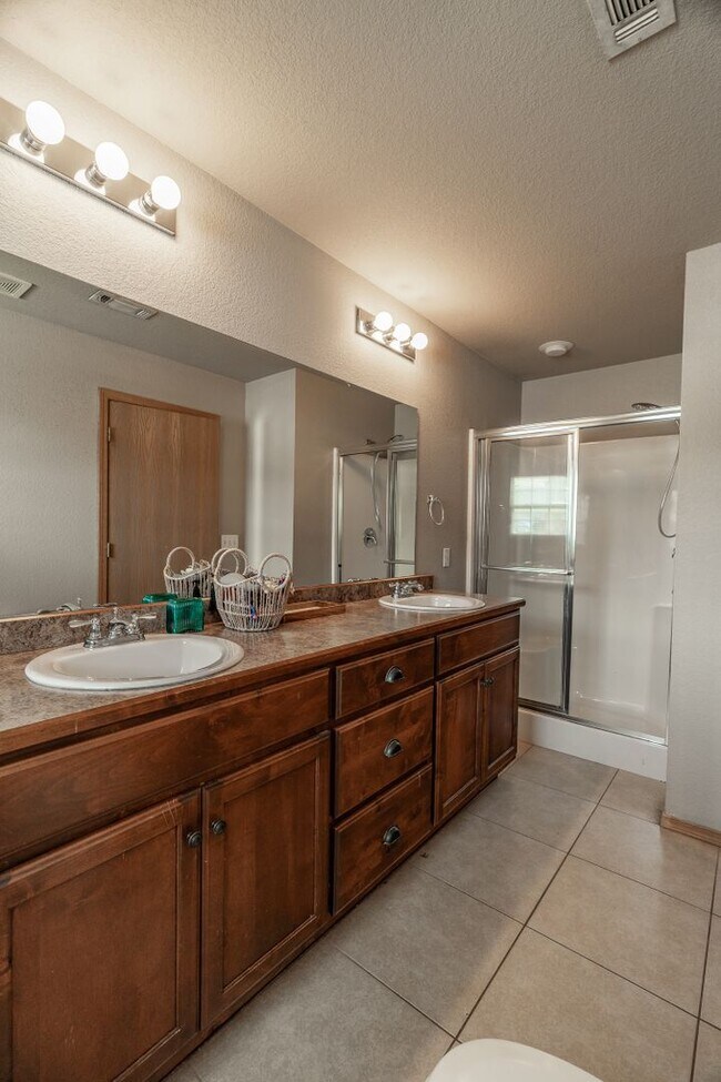Building Photo - 4 Bedroom 2.5 Bath Townhome near UofA!  Fenced yard coming soon!!