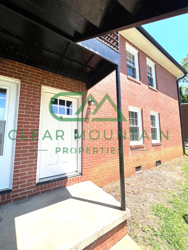 Building Photo - Newly Renovated 2 bedroom / 1 bathroom Tow...