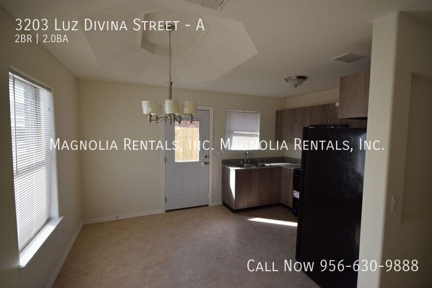 Building Photo - 3203 Luz Divina St