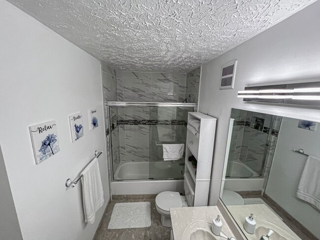 Building Photo - Fully Furnished And Stylish 1 Bedroom 1 Ba...