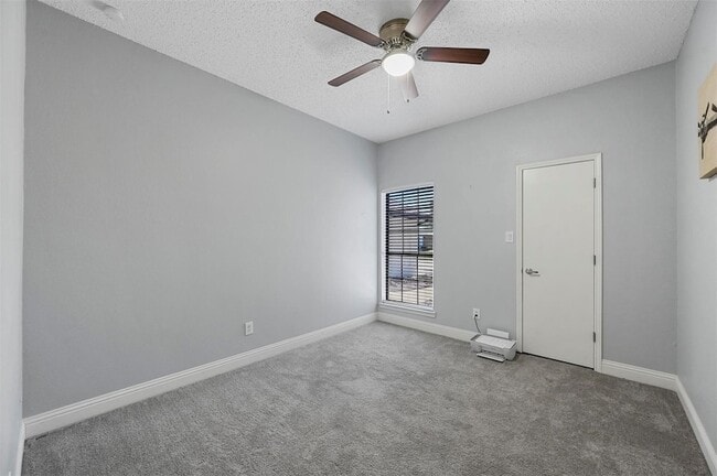 Building Photo - 2530 Seven Hills Dr