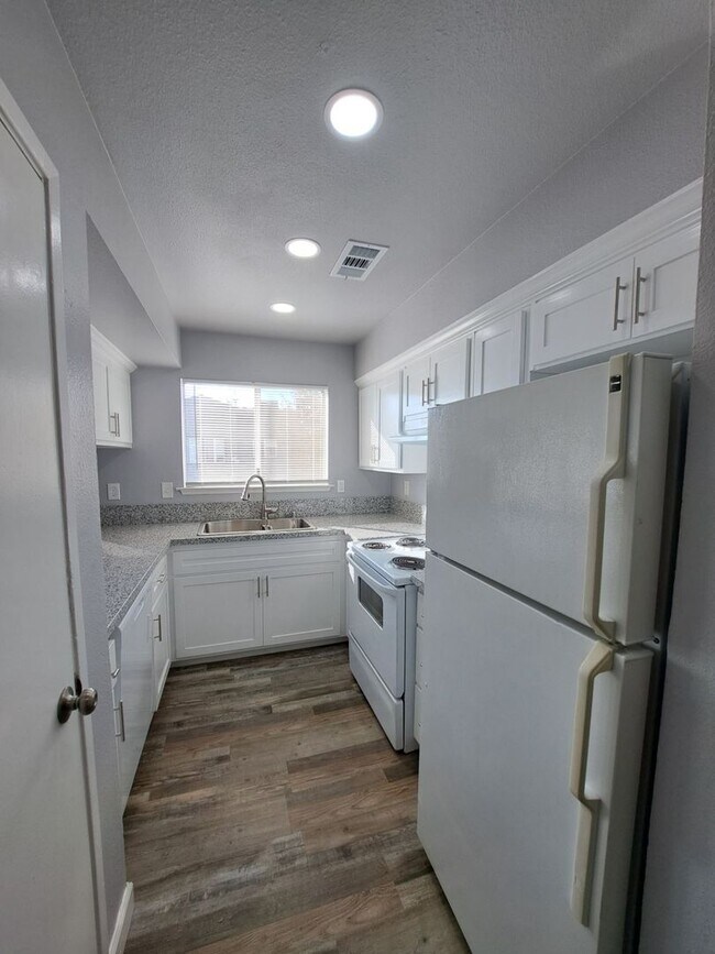 Building Photo - 3302 W Shields Ave