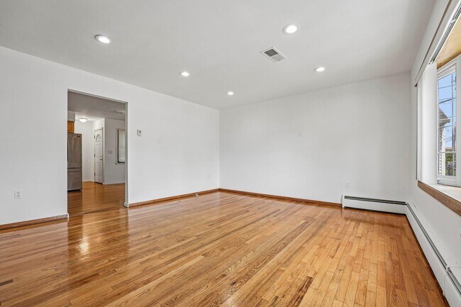 Building Photo - 669 9TH St