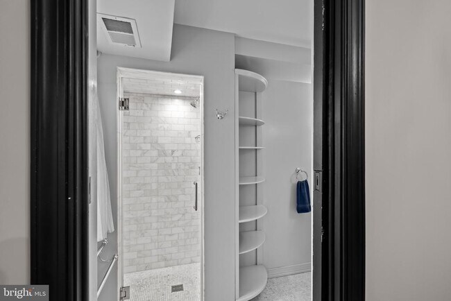 Building Photo - 810 Queen St