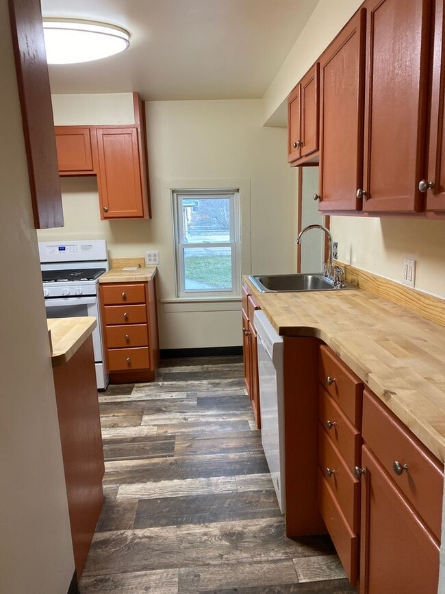 Building Photo - Updated 3 Bedroom House with 1st floor lau...