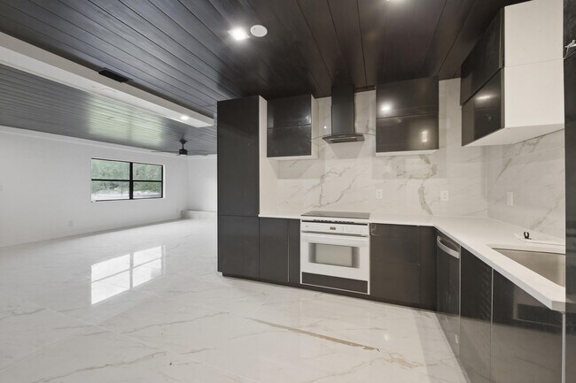 Building Photo - 2529 Rainbow Dr